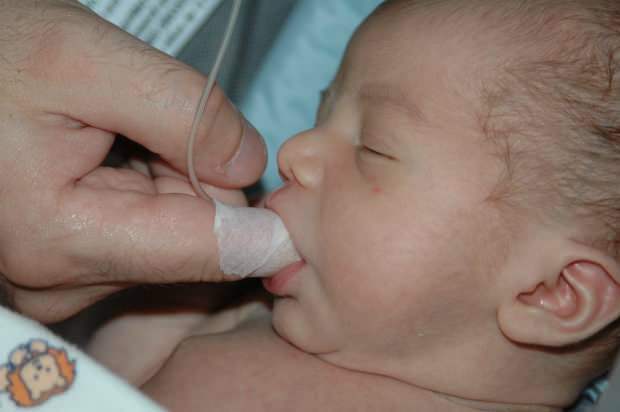 מהי שיטת האכלת האצבעות? איך להאכיל את התינוק במזרק?
