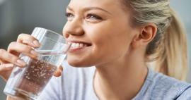 מהם היתרונות של שתיית מים לעור ולשיער? האם שתייה מרובה של מים משפרת את העור?