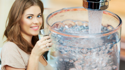 האם שתיית מים רבה מדי יורדת במשקל? האם זה מזיק לשתות מים בלילה?