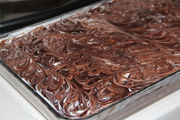 איך מכינים את העוגה הבוכה הקלה ביותר? מתכון לעוגה בוכה עם רוטב שוקולד טעים