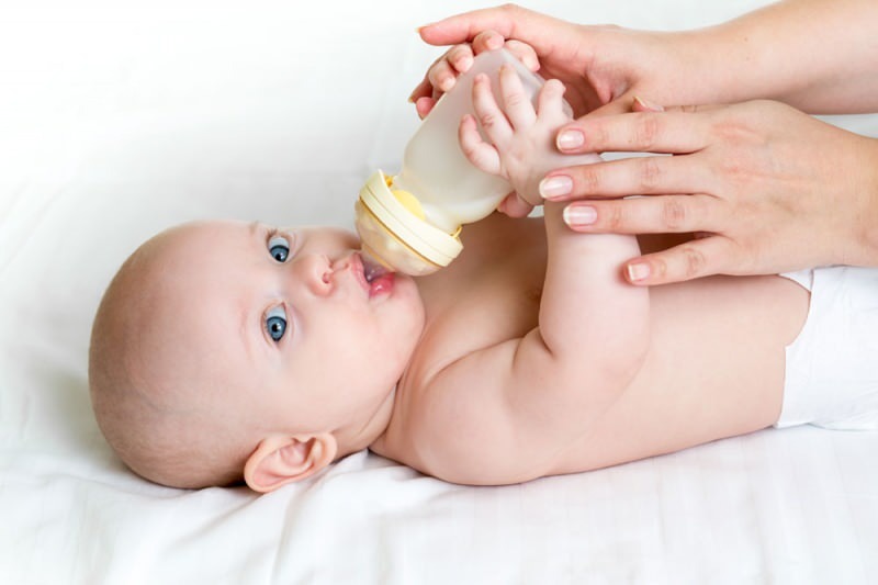 שימוש בבקבוק האכלה לתינוקות