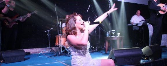 הזמרת היוונית אנסטסיה קלוגרופולו הופיעה ב- TRNC, הכריז בוגד