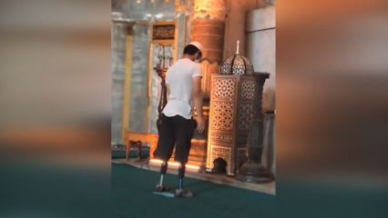 הצעיר שמתפלל עם רגליו התותבות במסגד האגיה סופיה!