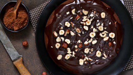 מתכון עוגת אגוזי לוז מעשי ברוטב שוקולד 