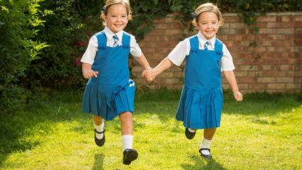 האם אחיות תאומות צריכות ללמוד באותה כיתה? חינוך אחים תאומים