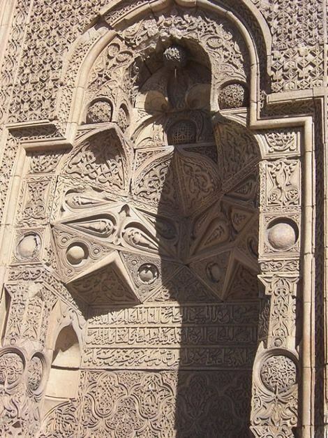 המסגד הגדול של דיוויגי - שער המערב - צללית צל