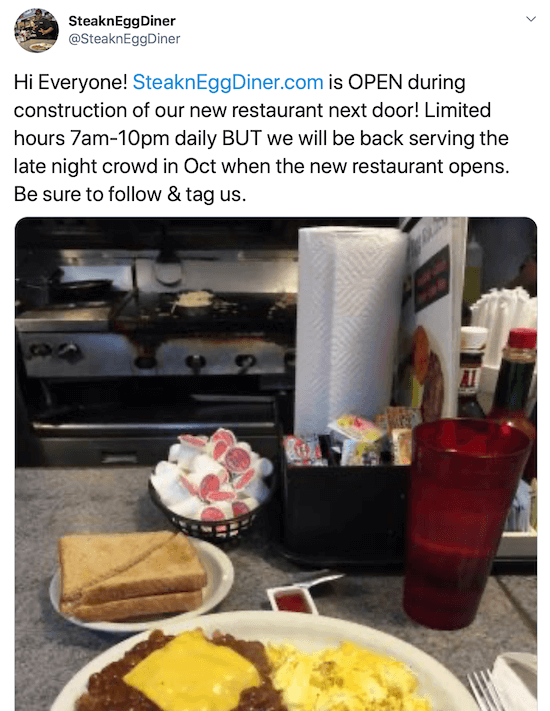 צילום מסך של הודעה בטוויטר מאת @steakneggdiner המצייץ שעות מוגבלות במהלך בניית המסעדה החדשה שלהם
