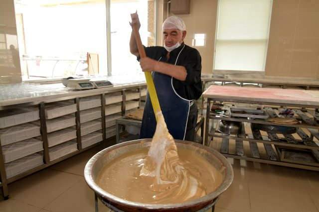 סיפורה של המשפחה מאפיון, שמייצרת את החלווה באותה שיטה כבר 88 שנים, הפתיע ...