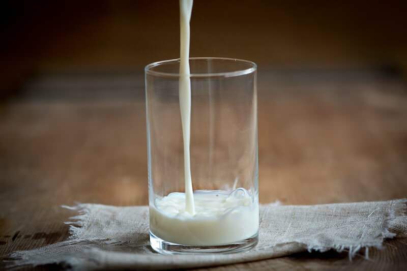 כיצד להימנע מהשתכשכות כשמזיגת חלב