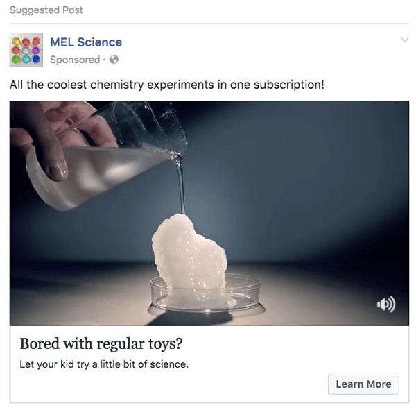 מודעת פייסבוק זו של MEL Science משתמשת בקליפים מסרטון YouTube.