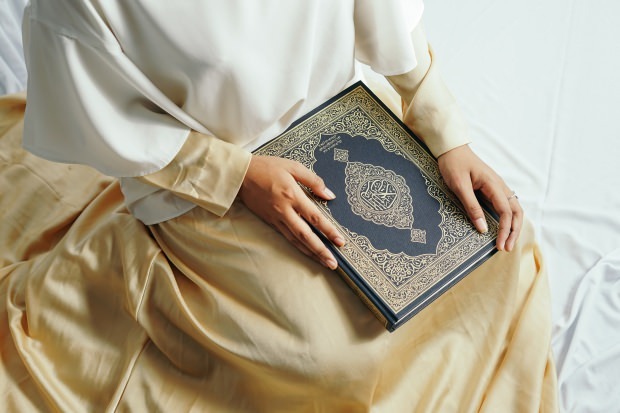 מה התמורה לקריאת סורה קהף ביום שישי? ההגייה וסגולותיו של סוראט אל-כף בערבית!