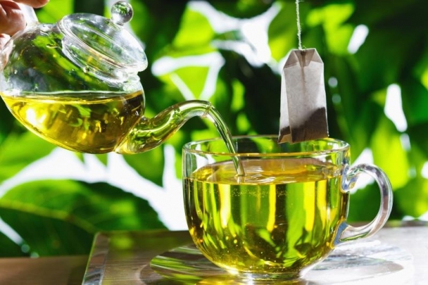 היתרונות של שתיית תה ירוק על בטן ריקה