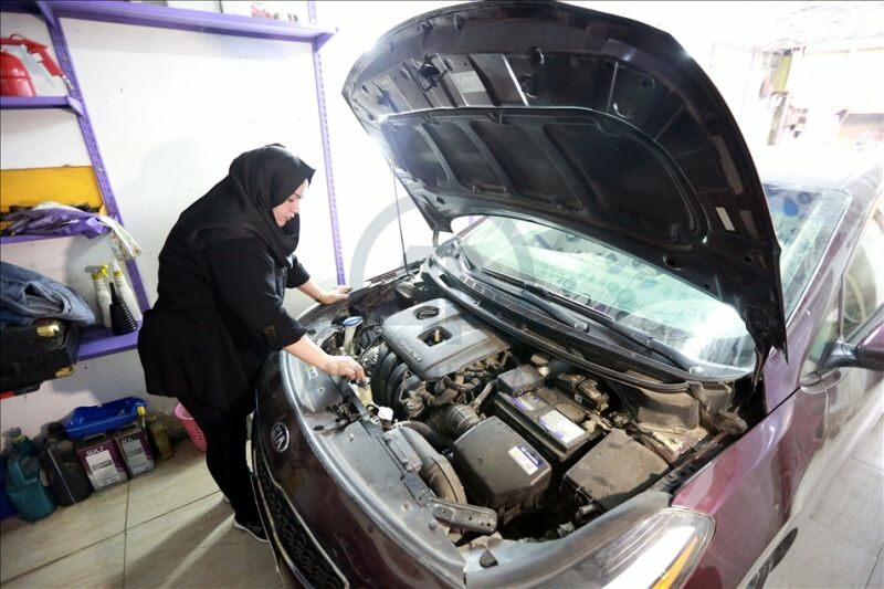 שני בוגרי אוניברסיטאות, אום ריזה, הופכים למכונאית הרכב הנשית הראשונה בבגדאד