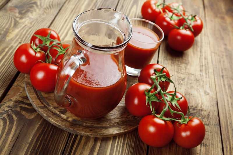 מזונות כמו סלרי וגזר מגדילים את היתרונות של מיץ עגבניות.