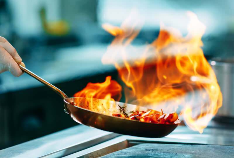 כיצד להסיר שמן ולשרוף כתמים על כלים? הסרת השמן ונקודות הצריבה הקלה ביותר