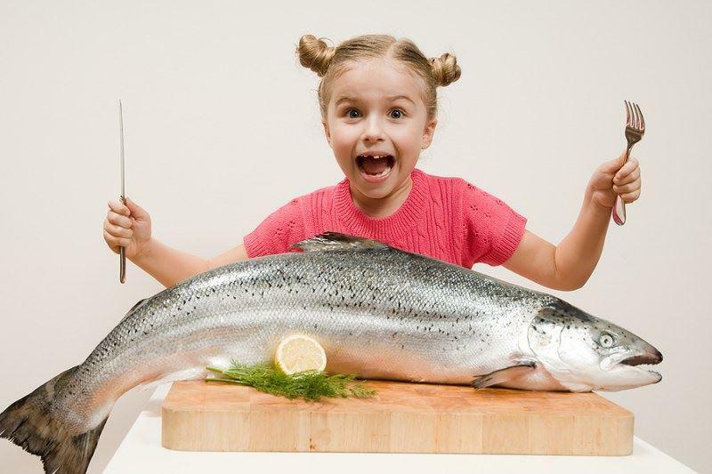 ילד אוכל דגים