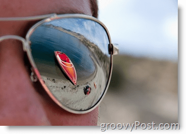 תצלום - דוגמא לצמצם - משקפי שמש עם השתקפות סקי-ביוט אדום