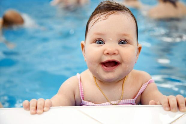 האם תינוקות יכולים לשחות בבריכה או בים?